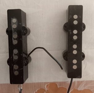 Satz Pu aus FENDER JAZZ-BASS jeweils ein Singlecoil