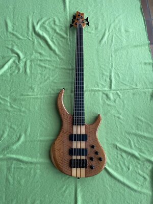 Harley Benton BZ 5000 NT Deluxe 5 Saiter