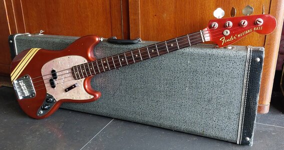 Fender Mustang Bass 1970 competition red (matching headstock)