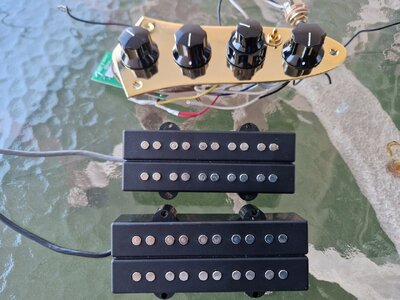 Fender Elektronik  mit Pickups  für 5 Saiter