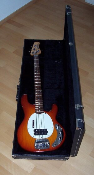 Music Man Stingray 4 String. BJ 1994. Ser.No. 39904