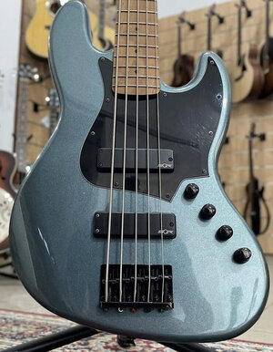 Suche (tausche) Pickguard schwarz für Squier Contemporary Active Jazz Bass HH V