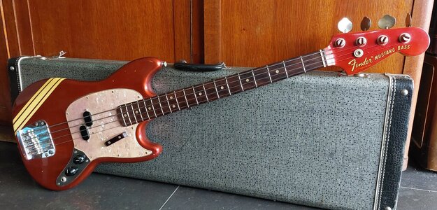 Fender Mustang Bass 1970 competition red (lowered price)