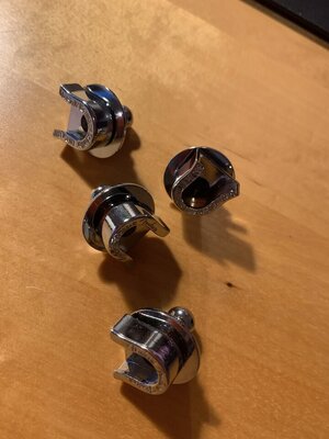 2 x Strap Locks und Hercules Wallmount