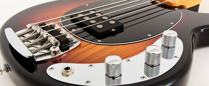 Suche Music Man Stingray 4 für Refinish