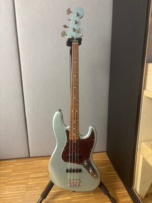 Fender 60th Anniversary Road Worn Jazz Bass PF Firemist Silver
