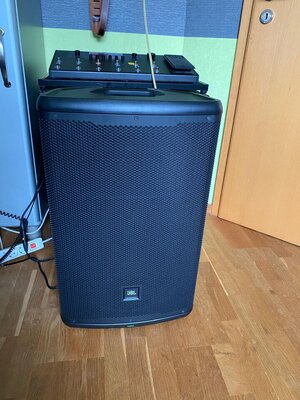 JBL EON 715.jpg
