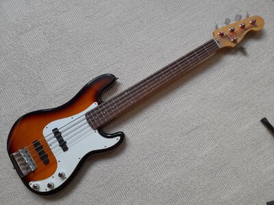 5-Saiter Squier P Bass Special V mit JB-Bestückung in Stuttgart