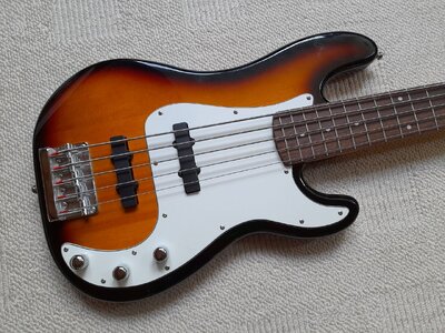 Squier Precision V Front Body -2- .jpg