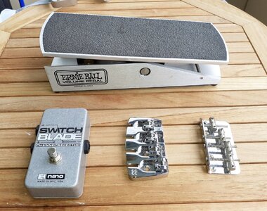 Ernie Ball Volume Pedal, A/B Switch EHX, Sandberg Bass Bridge u. No Name Bridge 4 Saiter