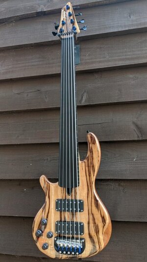 Suche fretless 6-String