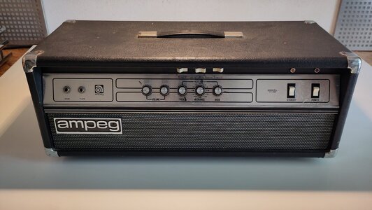 Ampeg V4B (1).jpg