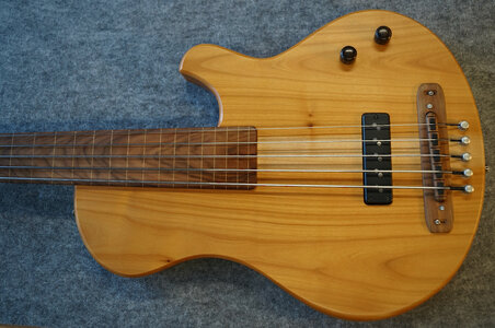 Verkaufe meinen "Kristall Room -  Fretless 5-Saiter  #30"