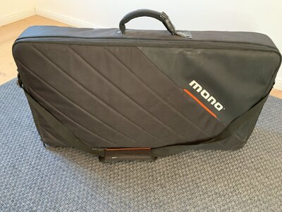 Mono Cases Pedalboard Rail Large Black und Case