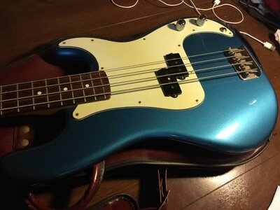 Exzellente`62er P-Bass-Replik: ESP Seymour Duncan DP-95R in Lake Placid Blue