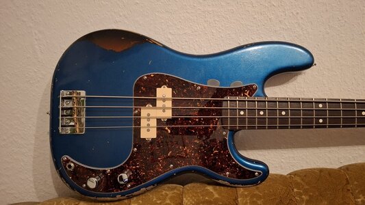 Docwood / Fender Precision Bass - Feeler!