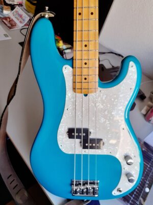 Tauche Fender American Professional II Precision Bass Miami Blue USA mit Case gegen Jazz Bass