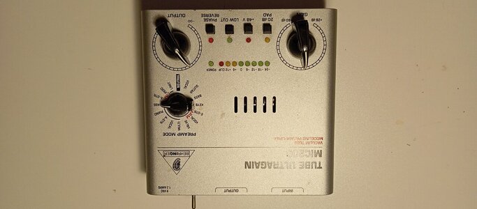 BEHRINGER TUBE ULTRAGAIN MIC200