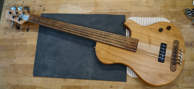Fretless 5-Saiter ROOM von Andi Kristall zu verkaufen