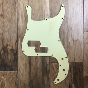 SUCHE Pickguard für Preci - aged/relic white oder mint