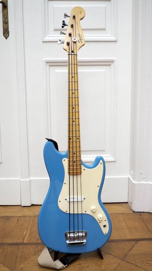 Squier Bronco Bass von 2006 Blauer Nitrolack