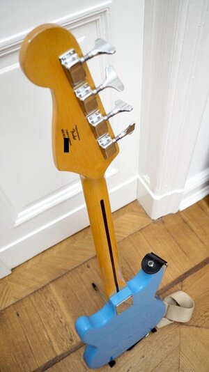 Squier Bronco Blau 8.jpeg