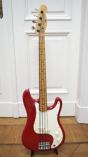 Fender Bullet Bass B30 Short Scale in Rot von 1982/3 Made in USA - superselten