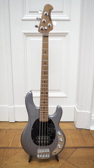 Ernie Ball Musicman Shortscale Stringray 2022, silver, roasted maple neck