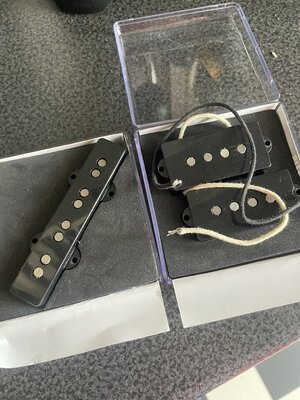 Sammlung von Ersatzteilen: Squier Pickups, Mechanik, Brücke