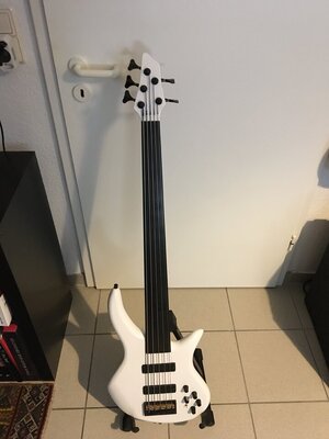 Clover Fretless Bass mit Carbon Hals