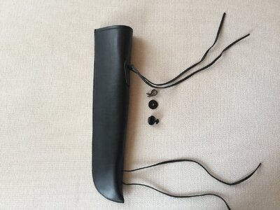 Bogenköcher aus schwarzem Leder
