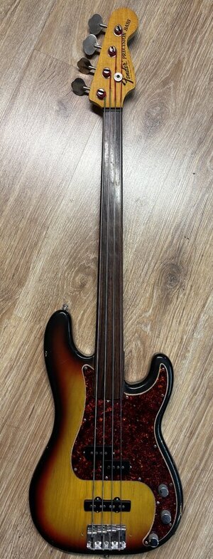 Fender Precision Bass Fretless – 1972 Sunburst – PJ-Konfiguration