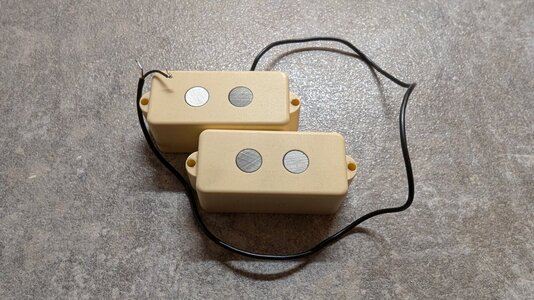 Häussel P-Bass MM 4-String Creme