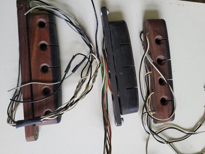Piezo Bridge Tonabnehmer. 2 mal 4 Saiter, einmal 5 Saiter
