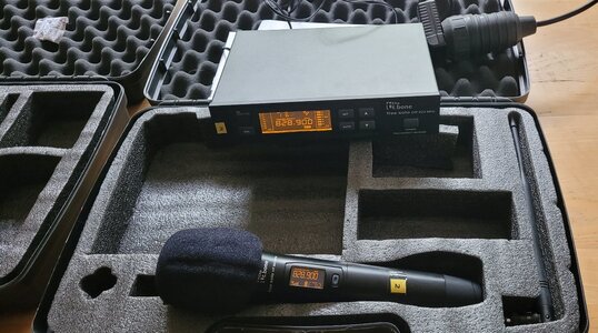 the t.bone free solo 823 MHz HT