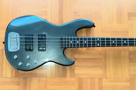G&L M-2000 Bass, Made in USA, Grey Sparkle mit Gig Bag