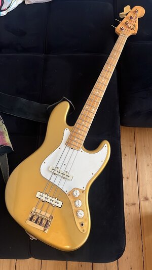 Fender Vintage  Jazz Bass 1981-82 collectors gold on gold