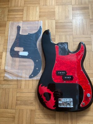 Squier Precision Pete Wentz Bass Body, fully loaded, sehr leicht + schwarzes Pickguard