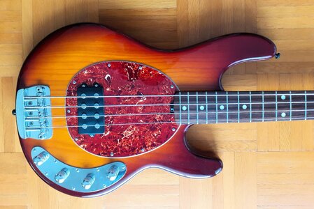 Tausche zwei Bässe, USA Music Man Stingray und G+L M2000 gegen Fender Jazz od Preci Custom Shop