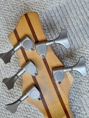 9 Ibanez BTB 555.jpg