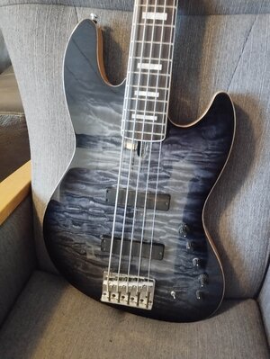 Greco, Sire V9 u. V5-24 und Charvel Tausch gegen Mustang Bass (auch Verkauf)