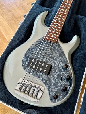 MusicMan Stingray 5, Matching Headstock