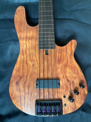 Für fretless-Liebhaber: Maruszczyk Jazzus 5a