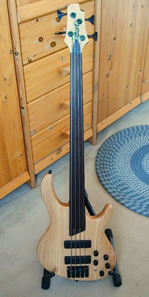 Fretlessbass mit Markbass-Preamp - Cort B4FL Plus AS