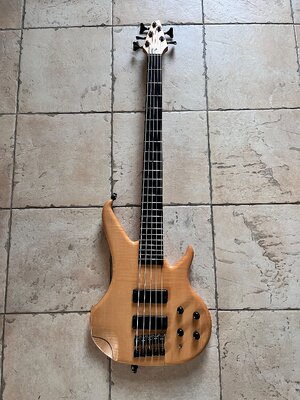 Human Base Max, 5 String mit Bartolini Pickups, VB 1200 €