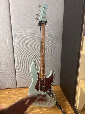Fender 60th Anniversary Road Worn Jazz Bass PF Firemist Silver inkl. Case