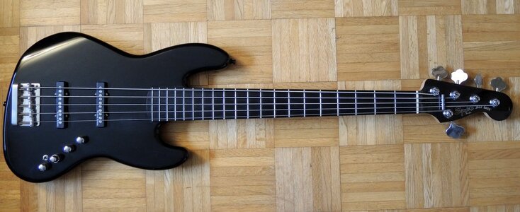 Squier Jazz Bass Deluxe 5 String