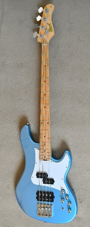 Cort GB74 GIG – gut ausgestatteter und vielseitiger Bass in Lake Placid Blue