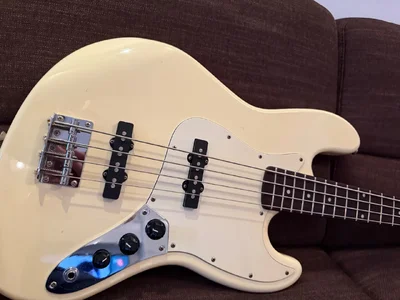 Squier Jazz Bass 62