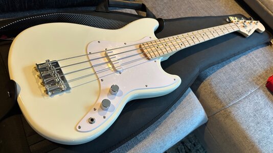 Squier Sonic Bronco Bass MN Arctic White, Shortscale, Anfänger-/Urlaubs-/Reise-Bass, TOP